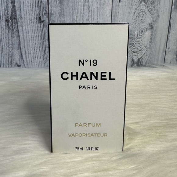 CHANEL Other - CHANEL no.19 travel spray